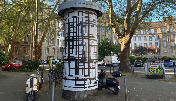 Die Kunstsäule mit dem Titel „GRUND/RISS“ des Künstlerinnenduos „langeschmidt“. Foto: © Nadine Müseler