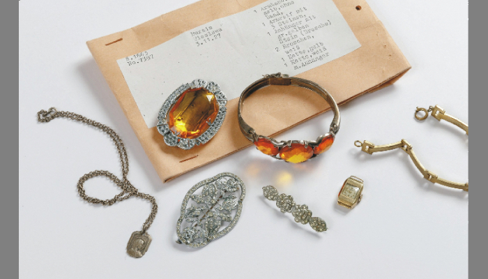 Bernstein Schmuck von Wiesława Brzyś aus Polen. Foto: Arolsen Archives
