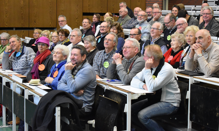 Wissbegierige Seniorinnen und Senioren im Vorlesungssaal der Uni Köln. Foto: Astrid Costard
